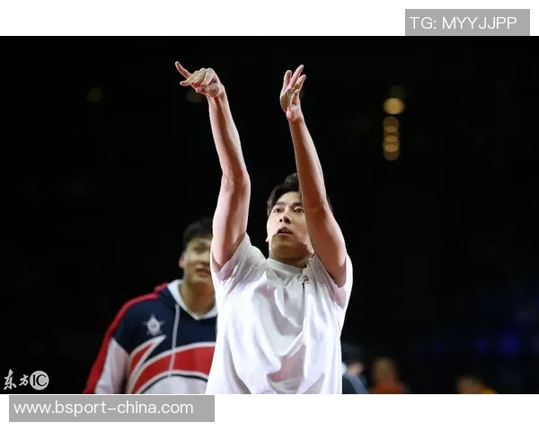 姚明背对投球的独特技巧与篮球场上的精彩瞬间分析