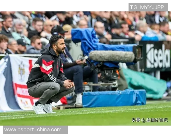 欧冠激战巴萨主场4-0曼联逆转胜利引发争议判罚热议