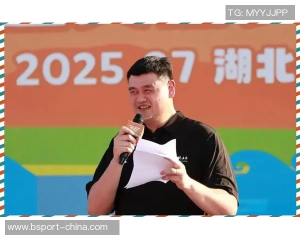 姚明与亚运健儿同框合照展现体育精神与团结力量