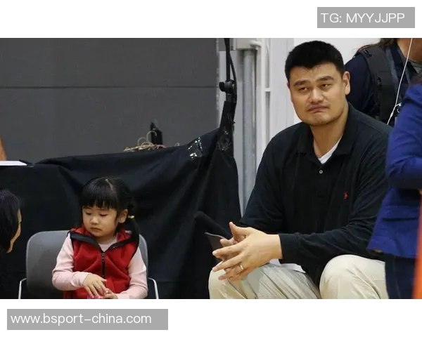 姚明跨界挑战游泳选手身份展现运动员多元魅力与坚持精神