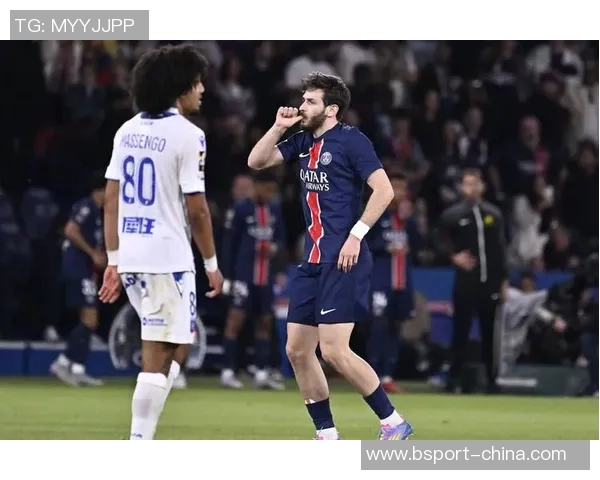 国王杯激战巴黎圣日耳曼大胜切尔西神奇扑救引发全场欢呼与转会热议